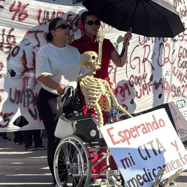 Más de 500 trabajadores del IMSS marcharon